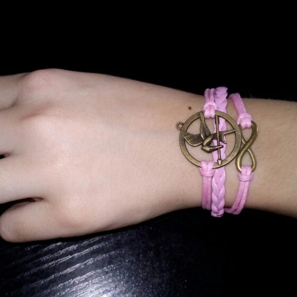 ๐ฆ๐Handmade peace and bird leather bracelet - Picture 1 of 4